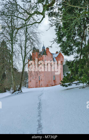 Castello di Craigievar ABERDEENSHIRE IN SCOZIA Un percorso attraverso la neve profonda conduce alla torre rosa Foto Stock
