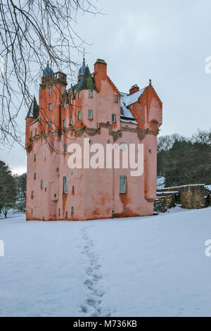 Castello di Craigievar ABERDEENSHIRE IN SCOZIA Un percorso attraverso il profondo neve invernale conduce alla fortezza di rosa Foto Stock