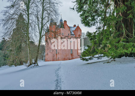 Castello di Craigievar ABERDEENSHIRE IN SCOZIA Un percorso attraverso il profondo neve invernale conduce alla torre rosa Foto Stock