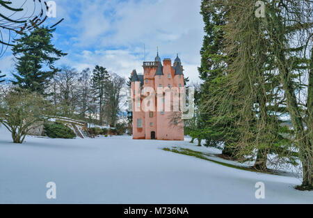 Castello di Craigievar ABERDEENSHIRE Scozia circondato da profondi neve invernale e sempreverdi alberi di pino Foto Stock