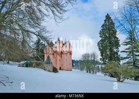 Castello di Craigievar ABERDEENSHIRE Scozia circondato da neve invernale con legno di faggio e di Evergreen pini Foto Stock