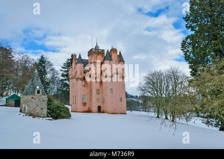 Castello di Craigievar ABERDEENSHIRE in Scozia con la torre rosa circondato da neve invernale e sempreverdi alberi di pino Foto Stock