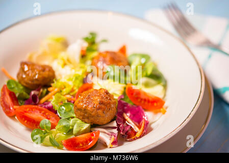 Colorata verdura fresca insalata con polpette di carne Foto Stock