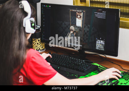 Brasile - Marzo 01, 2018: ragazza del giocatore seduto davanti al computer giocando PUBG. Foto Stock