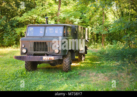 Vecchio militare sovietica carrello GAZ-66 in un parco naturale Foto Stock