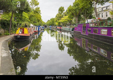 Narrowboats ormeggiato sul Regent's Canal vicino a Paddington Basin, Paddington, Londra, Regno Unito. Foto Stock