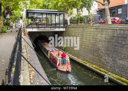 Un canal narrowboat scompare nella Maida Hill Tunnel sul Regent's Canal, Maida Vale, London, Regno Unito. Il tunnel è di 250 metri di lunghezza. Foto Stock