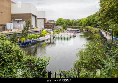 In questa sezione del Regent's Canal una volta che conteneva un molo dove barche caricate e scaricate presso la Freight Yard di Stazione di Marylebone. Foto Stock