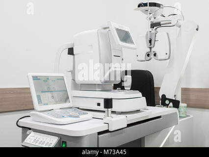 Diagnosi equipaggiamento oftalmologico. Moderne attrezzature mediche in eye hospital. concetto di medicina Foto Stock