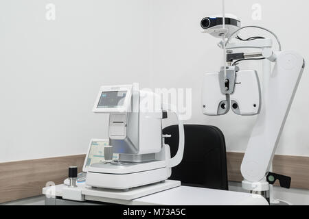 Diagnosi equipaggiamento oftalmologico. Moderne attrezzature mediche in eye hospital. concetto di medicina Foto Stock