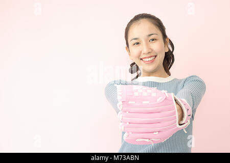 Ritratto di giovane donna con la mazza da baseball in posizione di  parcheggio Foto stock - Alamy