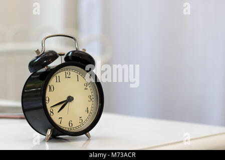 Vecchio orologio sul tavolo in soggiorno al mattino Foto Stock