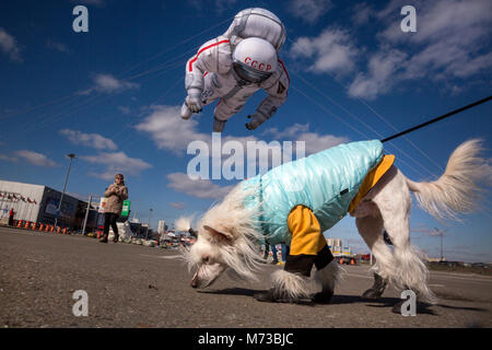 Un palloncino a forma di un cosmonauta sovietico vola sopra nella città di Mosca, Russia Foto Stock