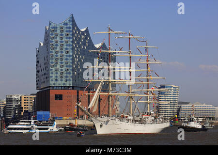 Navigazione della nave nel porto di Amburgo passando per la Elbphilharmonie concert hall Foto Stock