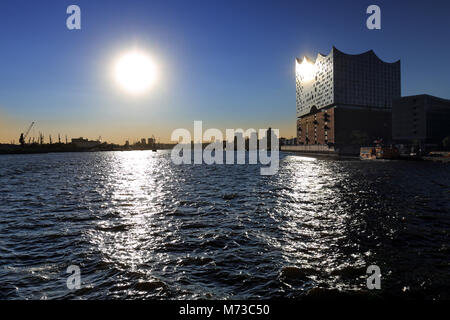 Riflessioni in acqua e in Hamburg's Elbphilharmonie Foto Stock