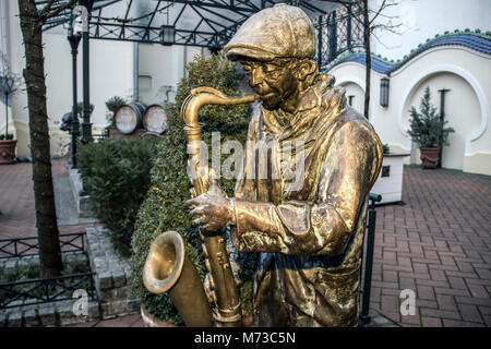 Subotica, Vojvodina, Serbia - scultura in bronzo di un uomo suonare il sassofono Foto Stock