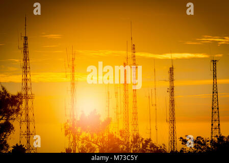 Torre di telecomunicazioni Antenna al tramonto. Foto Stock