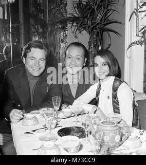 Robert Wagner e la moglie Natalie Wood bere champagne a cantare il bambù Ristorante orientale in Kensington. Il 9 dicembre 1972. Foto Stock