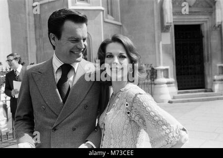 Robert Wagner e Natalie Wood Fotografata a Londra, il giovane hanno una diffamazione caso svolge nei tribunali. Il 22 giugno 1976. Foto Stock