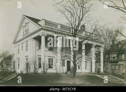 Questa immagine presenta una casa in stile coloniale situata a Evanston, Illinois, risalente all'inizio del XX secolo, che riflette lo stile architettonico di quel periodo. Foto Stock