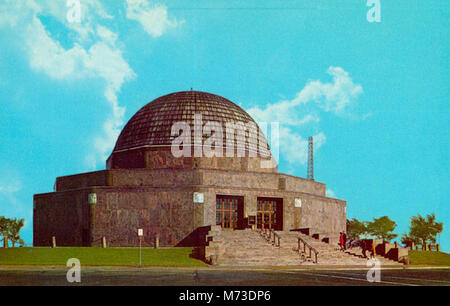 L'Adler Planetarium, situato a Chicago, è un'istituzione di primo piano dedicata all'astronomia e alle scienze spaziali, che offre mostre e programmi educativi relativi all'esplorazione spaziale e all'universo. Foto Stock