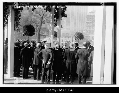 Adm. Osterhaus a City Hall LCCN2014690831 Foto Stock