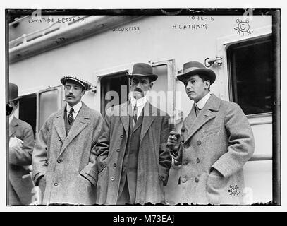 Conte de Lesseps, G. Curtiss, e H. Latham in piedi sulla piattaforma del treno LCCN2014685314 Foto Stock