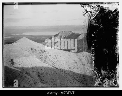 Una fotografia del Mar morto, un lago di acqua salata delimitato dalla Giordania a est e da Israele e Palestina a ovest. L'immagine mostra il paesaggio unico e le caratteristiche naturali di questo storico specchio d'acqua. Foto Stock