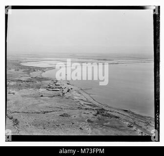 Questa fotografia raffigura il Mar morto, evidenziando il paesaggio unico e le caratteristiche geologiche di questo lago di acqua salata. Foto Stock