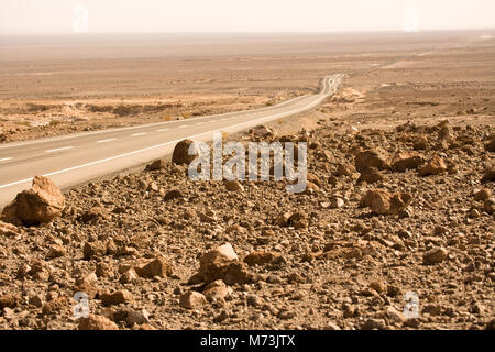 Strada nel deserto di Atacama, Cile, Sud America Foto Stock