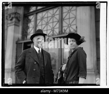 Fotografia con Emil Berliner, inventore del grammofono, accanto alla signora Engle. Berliner è noto per il suo lavoro pionieristico nella registrazione e trasmissione del suono. L'immagine fa parte della collezione Library of Congress. Foto Stock