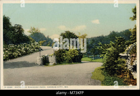 L'ingresso al Roanoke Park di Kansas City, Missouri, è stato catturato in una fotografia della serie di Fred Harvey. L'immagine mostra l'ingresso del parco e le sue caratteristiche panoramiche all'inizio del XX secolo. Foto Stock