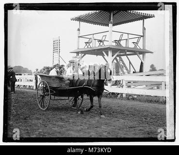 Una fotografia di Evelyn Waeller e Katrina McCormick scattata il 13 maggio 1922. L'immagine li cattura insieme, fornendo un resoconto storico delle due donne dell'inizio del XX secolo. Foto Stock