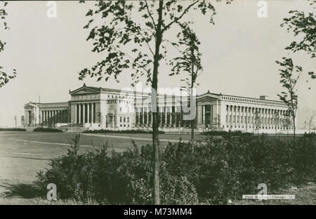Una vista del Field Museum di Chicago durante gli anni '1940, che cattura l'architettura del museo e il suo ruolo nell'esposizione di mostre culturali e scientifiche durante un periodo cruciale della storia. Foto Stock