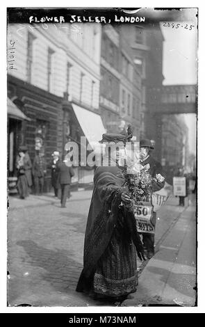 Una scena di strada a Londra che mostra un venditore di fiori, che cattura la vita quotidiana della Londra dei primi anni del XX secolo. Foto Stock