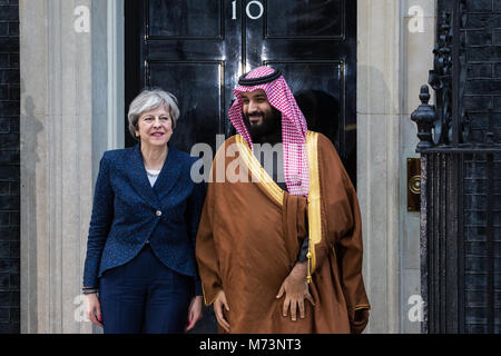 Londra, Regno Unito. Il 7 marzo 2018. Corona saudita principe Mohammed Bin Salman è accolto dal Primo Ministro Theresa Maggio al suo arrivo al 10 di Downing Street per la riunione inaugurale del REGNO UNITO-Arabia Saudita partenariato strategico Consiglio. Credito: Mark Kerrison/Alamy Live News Foto Stock