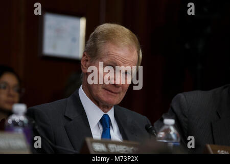 Washington, Stati Uniti d'America. 07Th Mar, 2018. Stati Uniti il senatore Bill Nelson, democratici della Florida, ascolta durante un' audizione svoltasi dal Senato i democratici di proteggere i bambini dalla violenza della pistola sul Campidoglio di Washington, D. C. Il 7 marzo 2018. Credito: Alex Edelman/CNP - nessun filo SERVICE - Credit: Alex Edelman e/o consolidato di Notizie Foto/Alex Edelman - CNP/dpa/Alamy Live News Foto Stock