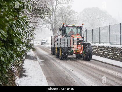 Birstwith, UK. 8 marzo 2018. Il trattore e il Land Rover Defender voce attraverso la neve a Birstwith, vicino a Harrogate in Nidderdale, North Yorkshire questa mattina 8 marzo 2018 in caso di maltempo e strade innevate Credito: MJ Peakman/Alamy Live News Foto Stock