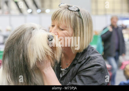 Birmingham, Regno Unito. 8 Mar, 2018. Il primo giorno di Crufts, il più grande e il più famoso dog show in tutto il mondo, un barbuto Collie è dato last minute toelettatura al NEC di Birmingham. Credito: Pietro Lopeman/Alamy Live News Foto Stock