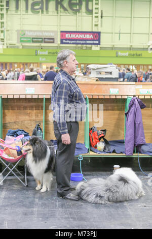 Birmingham, Regno Unito. 8 Mar, 2018. Il primo giorno di Crufts, il più grande e il più famoso dog show in tutto il mondo, un proprietario attende nervosamente per un evento presso il centro NEC di Birmingham. Credito: Pietro Lopeman/Alamy Live News Foto Stock