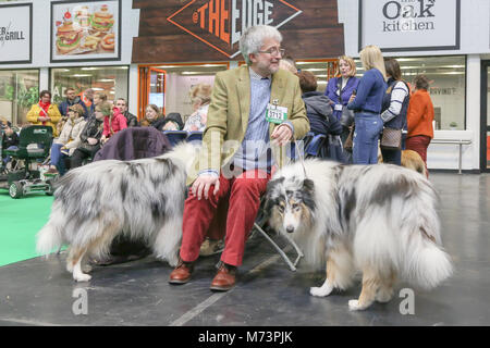 Birmingham, Regno Unito. 8 Mar, 2018. Il primo giorno di Crufts, il più grande e il più famoso dog show in tutto il mondo, un proprietario si siede con i suoi cani, al NEC di Birmingham. Credito: Pietro Lopeman/Alamy Live News Foto Stock