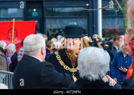 Glasgow, Scotland, Regno Unito. 8 Marzo, 2018: In occasione della Giornata internazionale della donna una statua di Maria Barbour è stata svelata in Govan. Ella era l'organizzatore dell'affitto colpisce nel 1915. Stava per elezione come un candidato di manodopera in Govan e divenne una delle prime donne consiglieri nella città. Nella foto il Lord Provost di Glasgow Bolander Eva. Credito: Berretto Alamy/Live News Foto Stock
