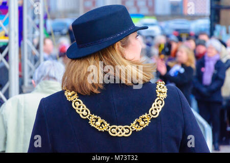Glasgow, Scotland, Regno Unito. 8 Marzo, 2018: In occasione della Giornata internazionale della donna una statua di Maria Barbour è stata svelata in Govan. Ella era l'organizzatore dell'affitto colpisce nel 1915. Stava per elezione come un candidato di manodopera in Govan e divenne una delle prime donne consiglieri nella città. Nella foto il Lord Provost di Glasgow Bolander Eva. Credito: Berretto Alamy/Live News Foto Stock