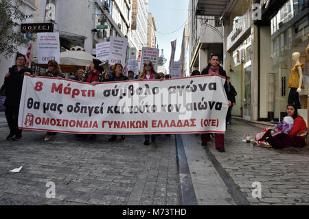 Atene, Grecia, 8 marzo, 2018. Donne azienda cartelli e un banner che recita "8 marzo simbolo della lotta ci condurrà in questo secolo anche' marzo cantando slogan per onorare la Giornata internazionale della donna in Atene, Grecia. Credito: Nicolas Koutsokostas/Alamy Live News. Foto Stock