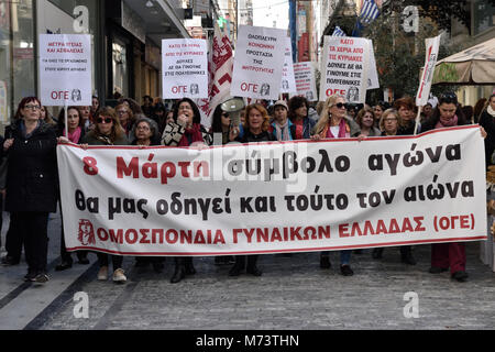 Atene, Grecia, 8 marzo, 2018. Donne azienda cartelli e un banner che recita "8 marzo simbolo della lotta ci condurrà in questo secolo anche' marzo cantando slogan per onorare la Giornata internazionale della donna in Atene, Grecia. Credito: Nicolas Koutsokostas/Alamy Live News. Foto Stock