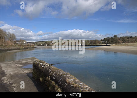 Rosscarbery, Cork, Irlanda. 8 Marzo, 2018. Il sole splende finalmente dopo tutto la neve, dando una bella mattina sulla Warren a Rosscarbery per la gente a piedi i loro cani sulla spiaggia. Credito: aphperspective/ Alamy Live News Foto Stock