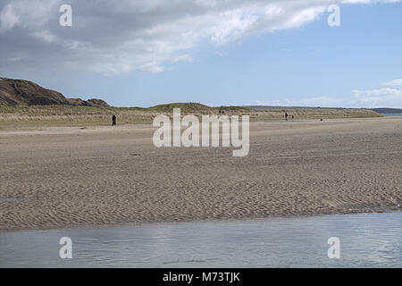 Rosscarbery, Cork, Irlanda. 8 Marzo, 2018. Il sole splende finalmente dopo tutto la neve, dando una bella mattina sulla Warren a Rosscarbery per la gente a piedi i loro cani sulla spiaggia. Credito: aphperspective/ Alamy Live News Foto Stock