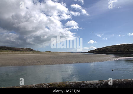 Rosscarbery, Cork, Irlanda. 8 Marzo, 2018. Il sole splende finalmente dopo tutto la neve, dando una bella mattina sulla Warren a Rosscarbery per la gente a piedi i loro cani sulla spiaggia. Credito: aphperspective/ Alamy Live News Foto Stock