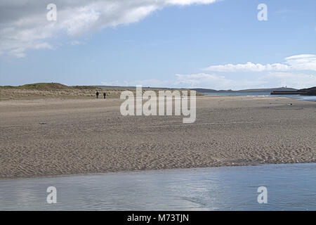 Rosscarbery, Cork, Irlanda. 8 Marzo, 2018. Il sole splende finalmente dopo tutto la neve, dando una bella mattina sulla Warren a Rosscarbery per la gente a piedi i loro cani sulla spiaggia. Credito: aphperspective/ Alamy Live News Foto Stock