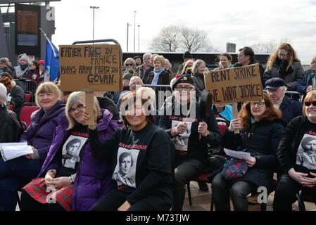 8 Marzo, 2018 Govan, Glasgow, Scotland, Regno Unito. Una statua di attivista politico Maria Barbour è stata svelata in Govan davanti a qualche centinaio di persone. Il ricordo di Maria Associazione Barbour sollevato oltre 100.000 sterline per un memoriale permanente per essere creato. Credito: Carr Douglas/Alamy Live News Foto Stock